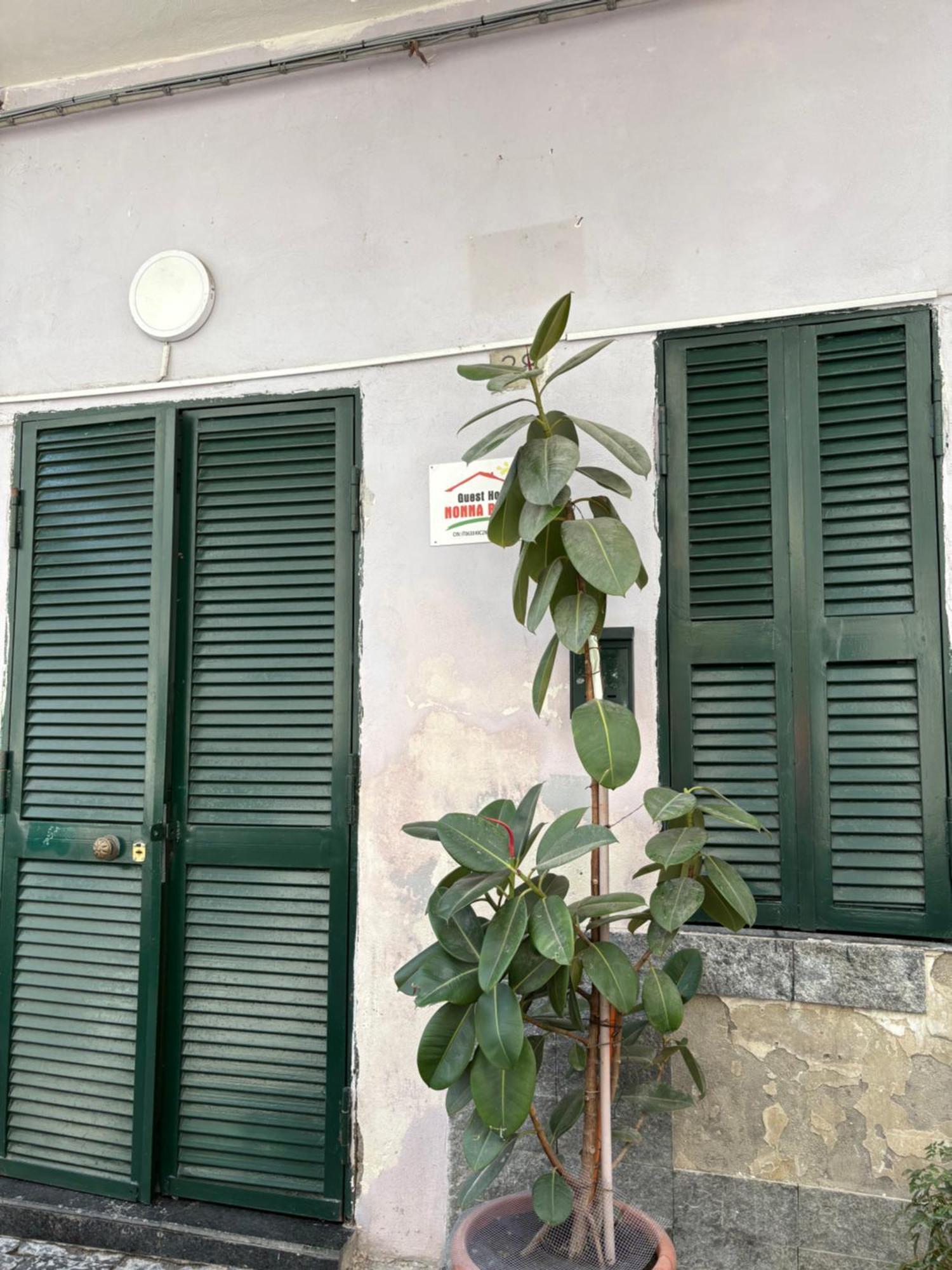 Guest House “Nonna Rossa” Napels Buitenkant foto